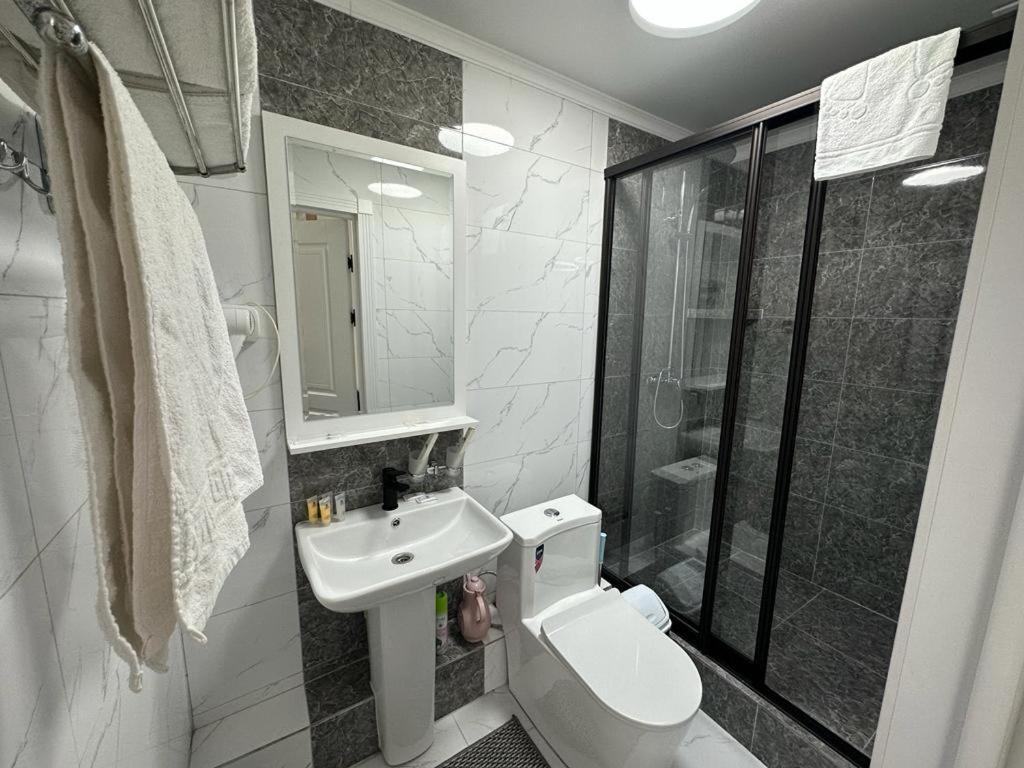 Voyazh Hotel Тараз Екстериор снимка
